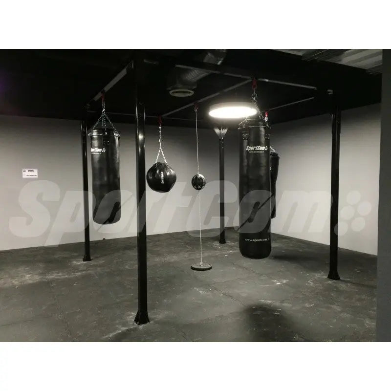 SportCom Double-End-Bag aus Leder in einem dunklen Boxraum zwischen Sandsäcken, Raumansicht