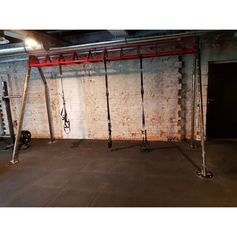 SportCom Durasound Akustikplatten verlegt unter einem Functional-Rig vor einer weißen Backsteinwand