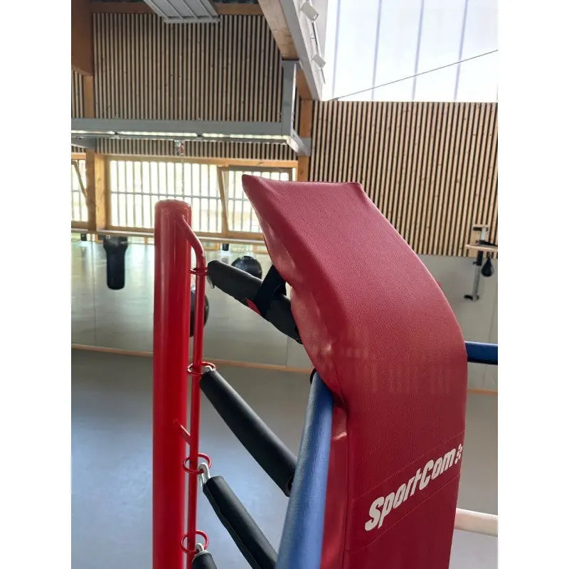 SportCom Eckpolster-Set für Boxringe mit 4 Seilen, Detail eines roten Eckpolsters mit Logo an rotem Pfosten