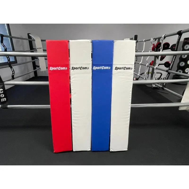 SportCom Eckpolster-Set für Boxringe mit 4 Seilen, vier Polster in Rot, Weiß, Blau und Weiß nebeneinander