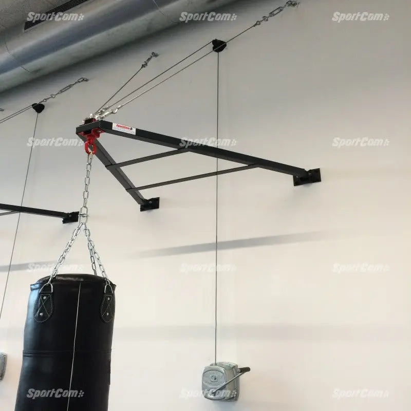 SportCom Faltbare Sandsackhalterung mit Handwinde: Detail des Wandarms mit Kette, Seilzug und Handwinde an der Wand