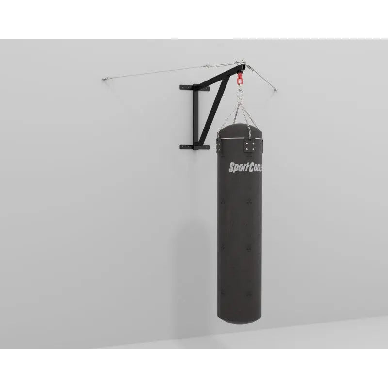 SportCom Feste Sandsackhalterung mit Stabilisierung an der Wand, schwarzer Sandsack hängt mit Seilabspannung
