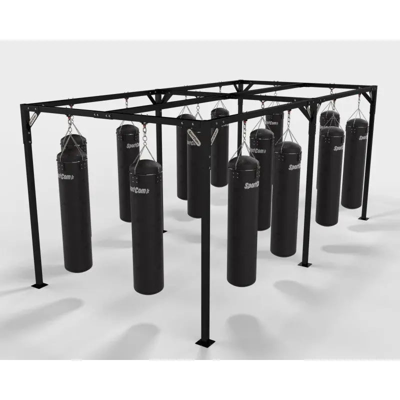 SportCom Fitnessstation für Sandsäcke 6x3 m mit vierzehn schwarzen Boxsäcken, Schrägansicht auf Weiß