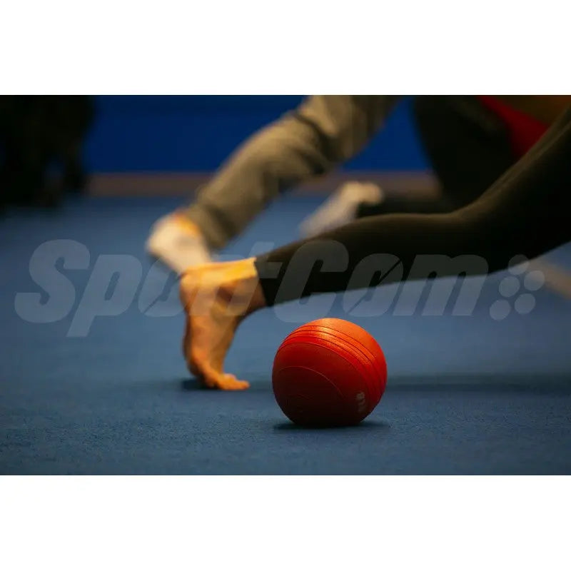 SportCom Flexi-Roll Gym & Cheer-Boden, Bodenübung auf blauer Fläche mit rotem Ball