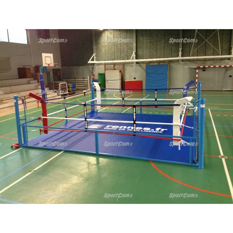 SportCom Flexi-Roll Mattenfläche für Boxringe in Blau im Podestring einer Sporthalle