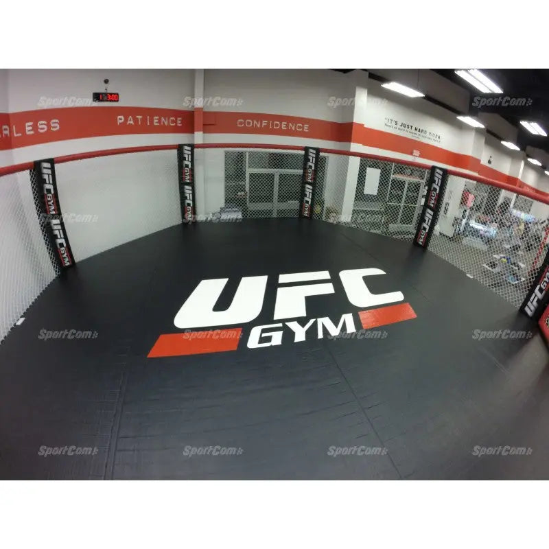 SportCom Flexi-Roll Mattenfläche für MMA-Käfige, als große Trainingsfläche mit rotem UFC-GYM-Logo