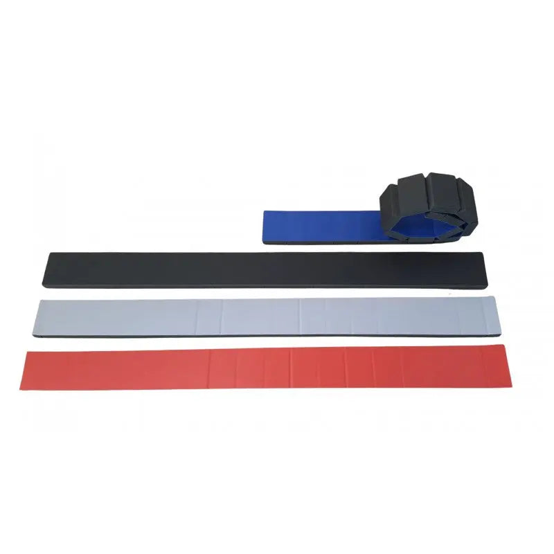 SportCom Flexi-Roll Schwebebalken, vier Balken in Schwarz, Grau, Rot und Blau, Rolle rechts auf dem blauen Balken