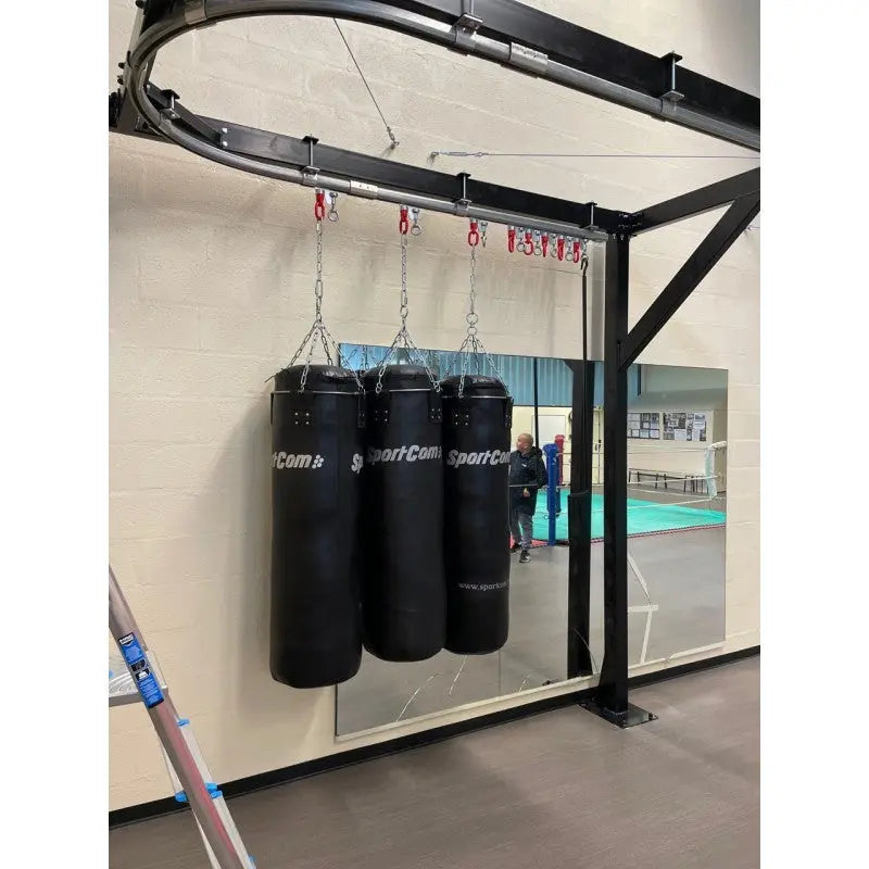 SportCom Förderschiene mit Rahmen für Sandsäcke, Detail mit drei Sandsäcken und Spiegelwand