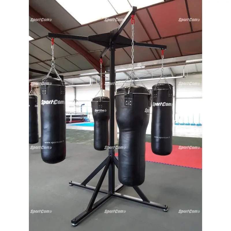 SportCom Freistehende 4-Sack-Station mit Boxsäcken in einer Trainingshalle, Schrägansicht