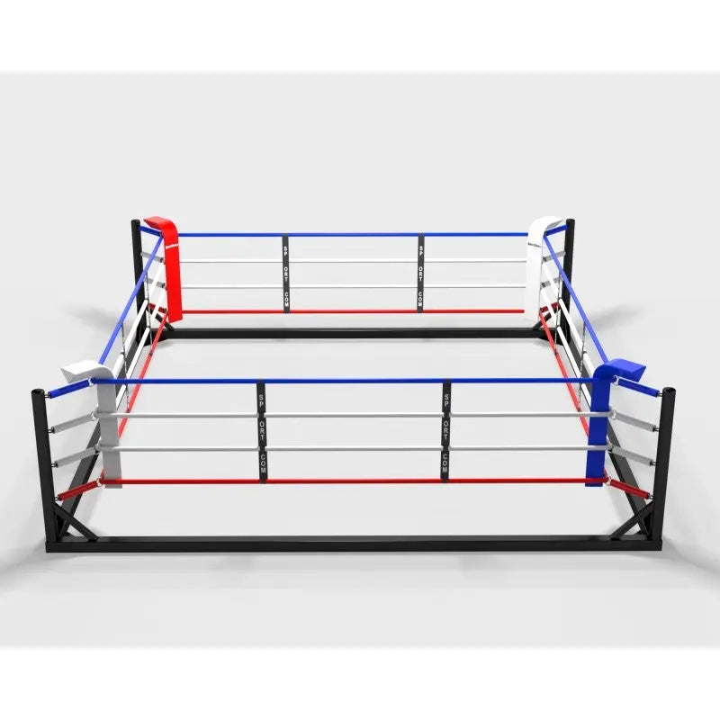 SportCom Freistehender Boxring 5x5 m, Schrägansicht mit roter und blauer Ecke auf weißem Hintergrund