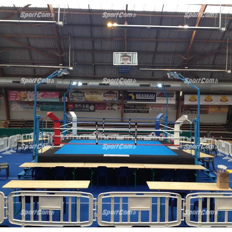 SportCom LED-Beleuchtung für Boxringe über einem Boxring in einer Sporthalle mit Zuschauerbereich