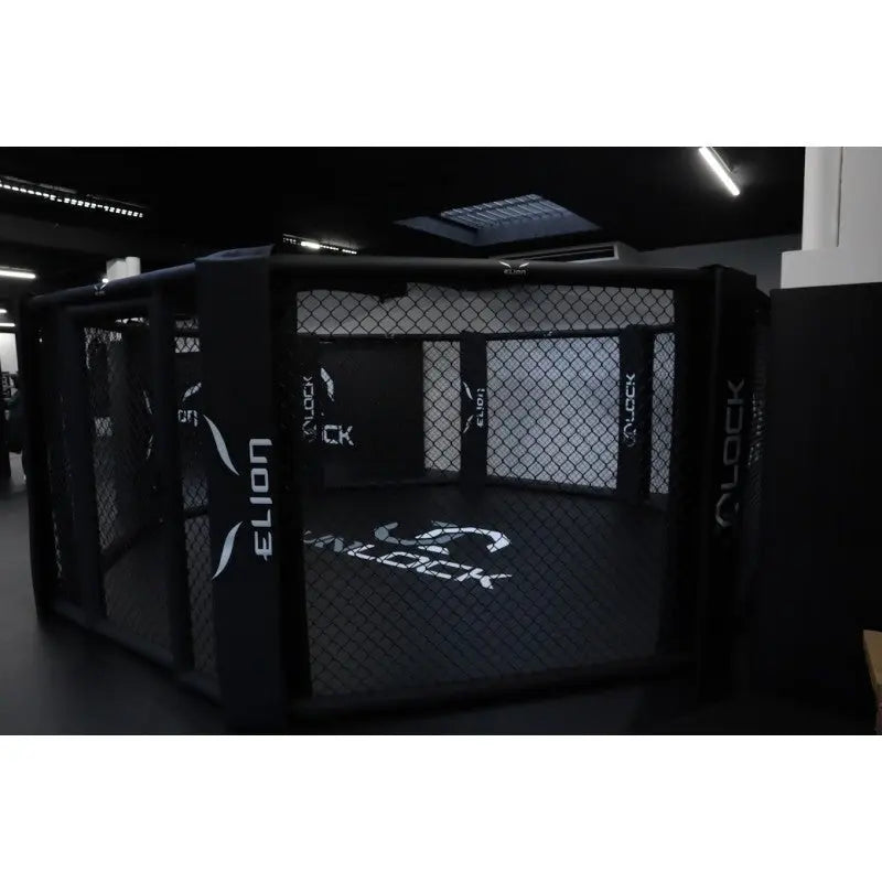 SportCom MMA-Käfig-Individualisierung: schwarzer achteckiger Käfig mit weißen Logos auf den Pfostenpolstern