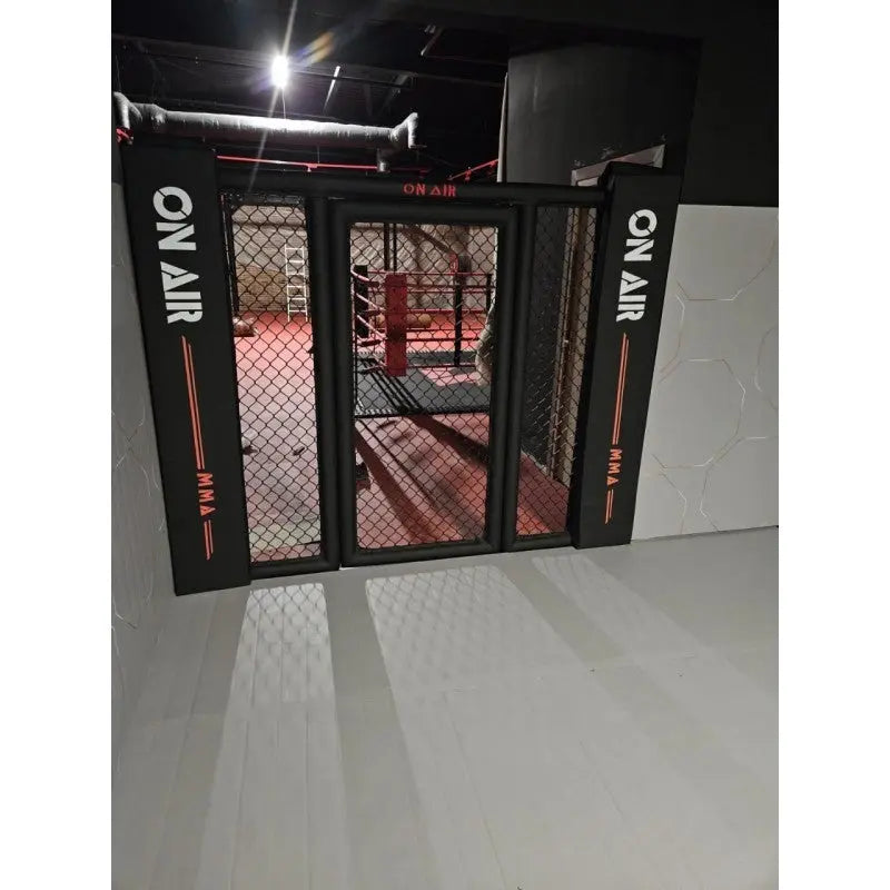 SportCom MMA-Paneel mit Tür als Eingang mit Doppeltür und Blick in einen Boxring