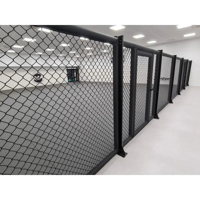 SportCom MMA-Paneel mit Tür als lange Wandreihe in heller Halle