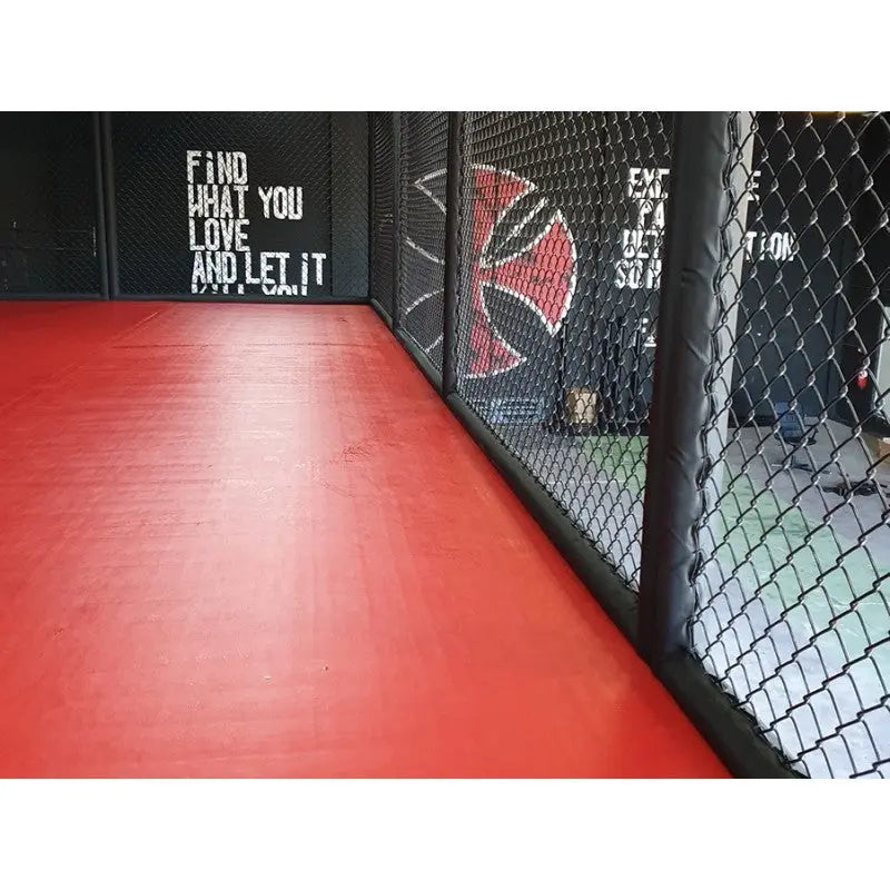 SportCom MMA-Paneel ohne Tür am Rand einer roten Matte mit Wandschriftzug