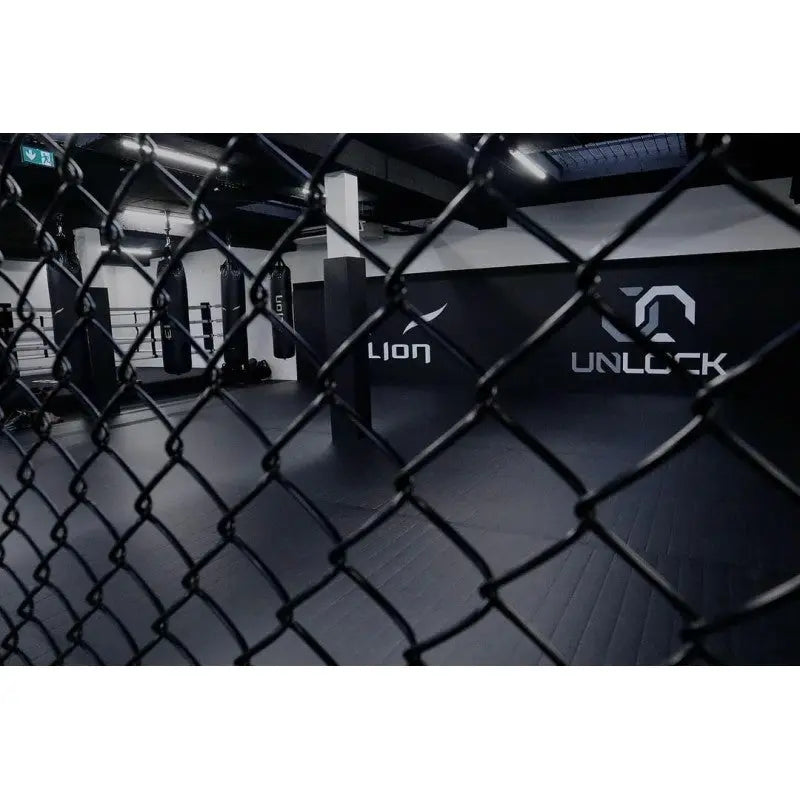 SportCom MMA-Paneel ohne Tür als Detail des Drahts vor dunkler Wand mit Logos