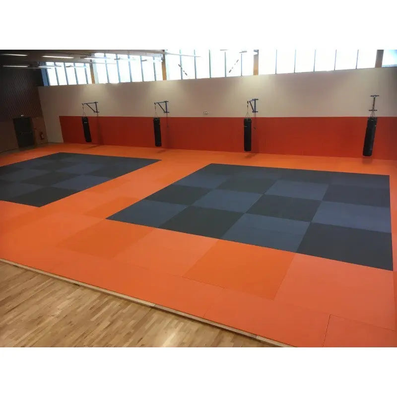 SportCom MMA-Tatami Glattfinish 1 × 1 m, 4 cm, rutschfeste Unterseite, orange Fläche mit schwarz-grauem Schachbrettfeld