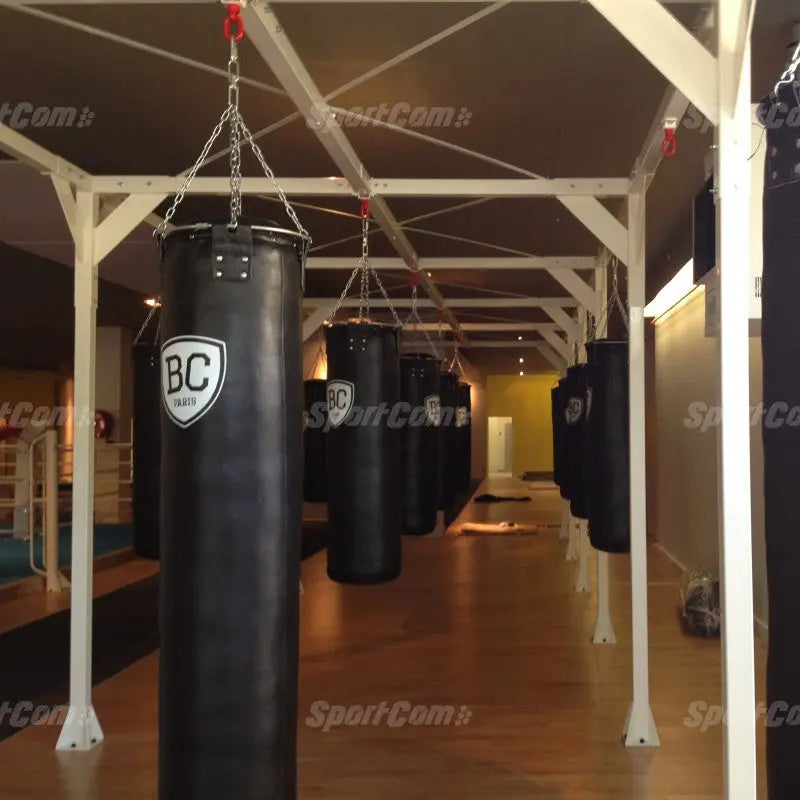 SportCom Modulare Sandsack-Station, mit weißem Gestell, Blick durch die Reihe der Sandsäcke