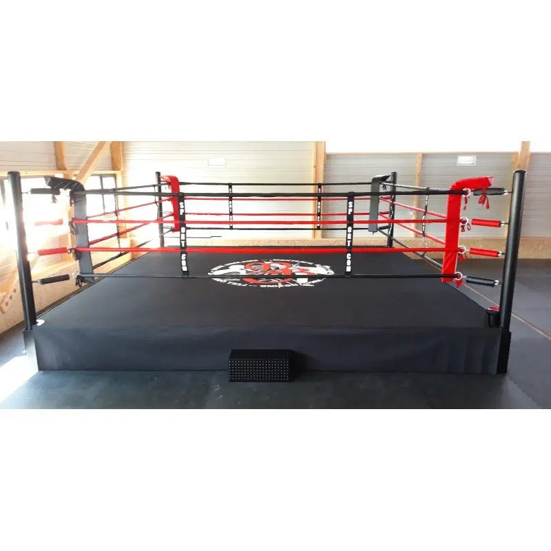 SportCom Pro-Trainingsboxring mit 50 cm Podium, mit Logo auf der Ringfläche vor weißem Hintergrund
