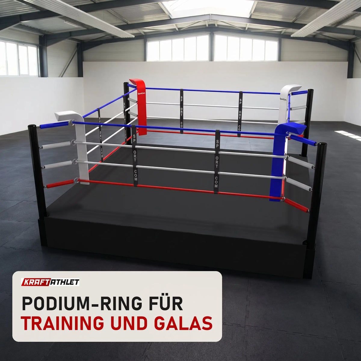 SportCom Pro-Trainingsboxring mit 50 cm Podium in einer hellen Kampfsporthalle