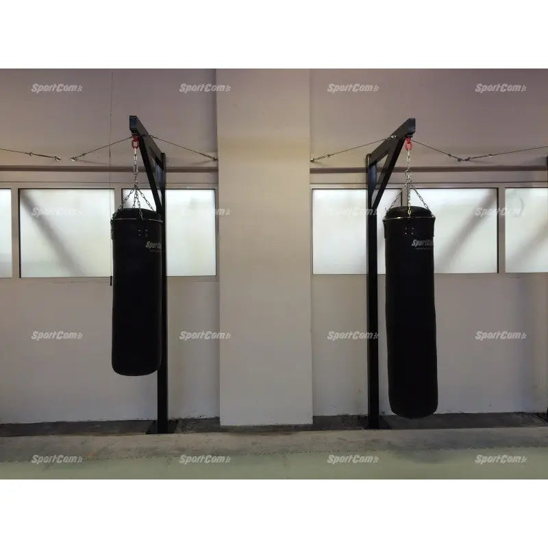 SportCom Professioneller Sandsackständer – zwei Ständer mit Sandsäcken in einer Trainingshalle