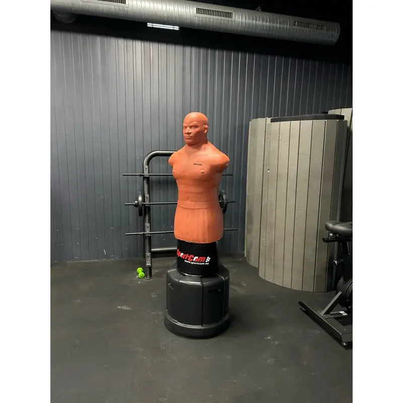 SportCom Punching-Dummy Bob verstellbar, Trainingspuppe im Kraftraum neben Hantelablage und Wandpolster