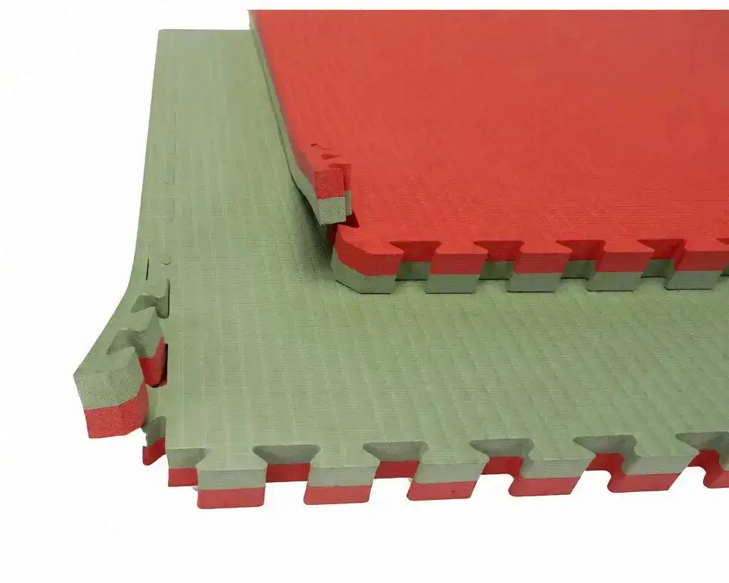 SportCom Puzzle-Steckmatte 5 cm, Detail der Puzzle-Verzahnung in Rot und Grün