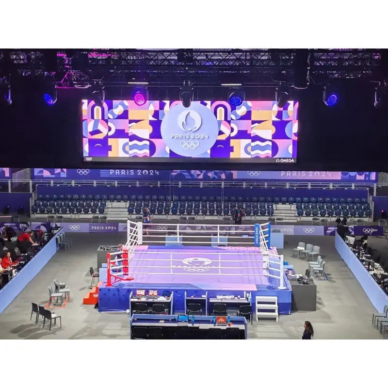 SportCom Ringplane 7,80 × 7,80 m für Wettkampfringe: Wettkampfring in einer Halle mit großer Bildschirmwand