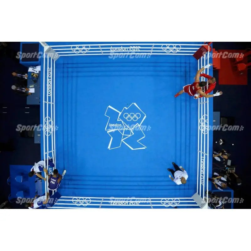SportCom Ringplane 7,80 × 7,80 m für Wettkampfringe: Wettkampfring mit blauer Plane in der Draufsicht bei einem Boxkampf