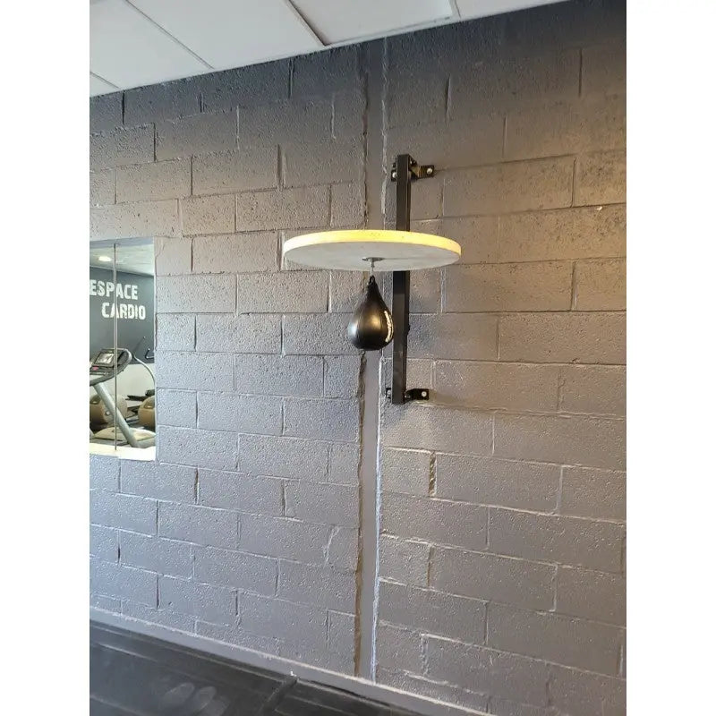 SportCom Speedball-Plattform verstellbar an einer grauen Ziegelwand im Studio montiert