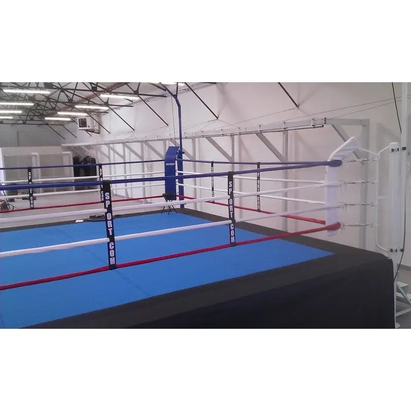 SportCom Trainingsboxring-Seil mit Hülle an einem Podestring mit blauem Boden in heller Halle