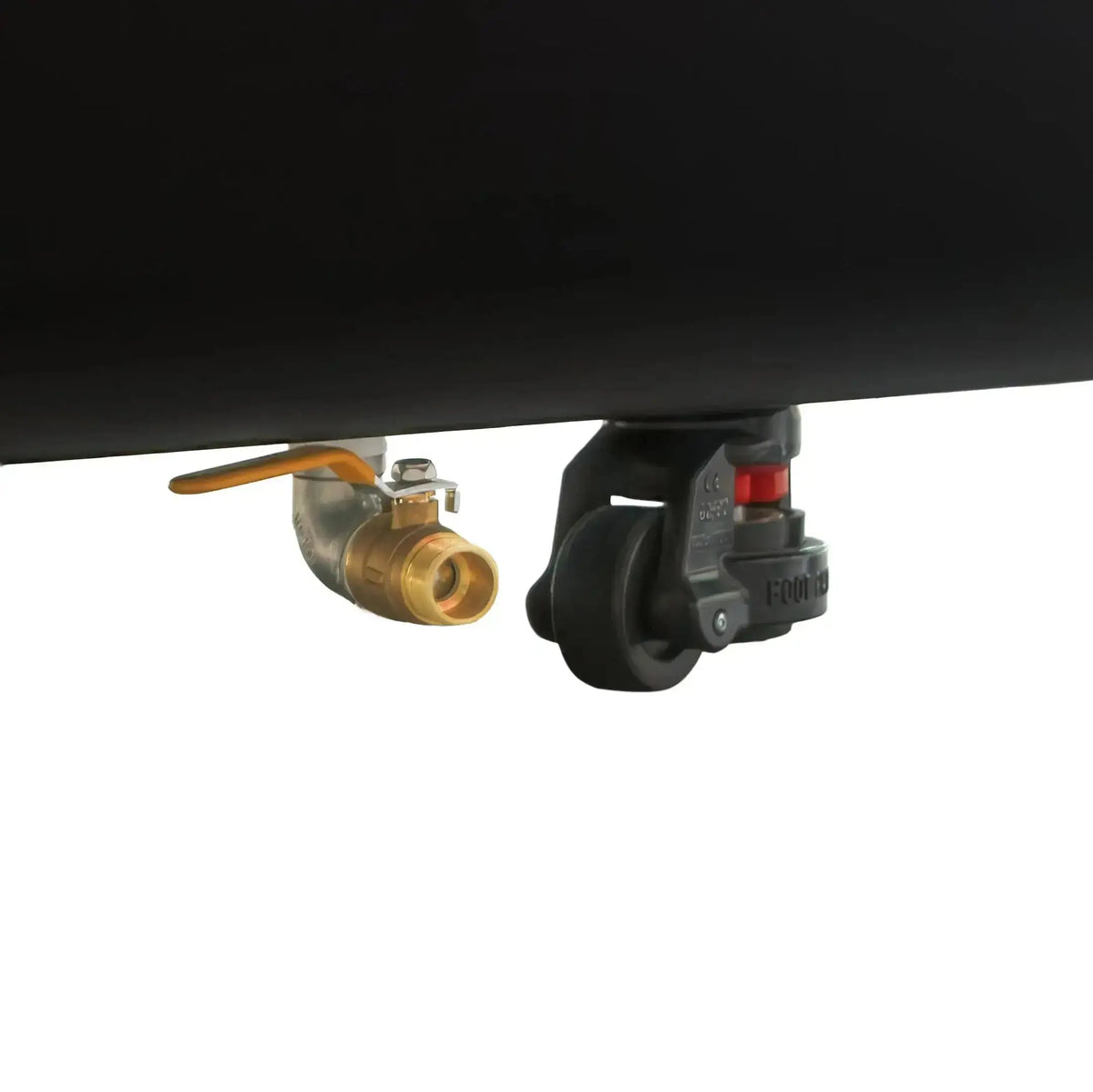 Swedish Cold Generation 4S Eisbad – Detail von Ablasshahn und Lenkrolle am Boden