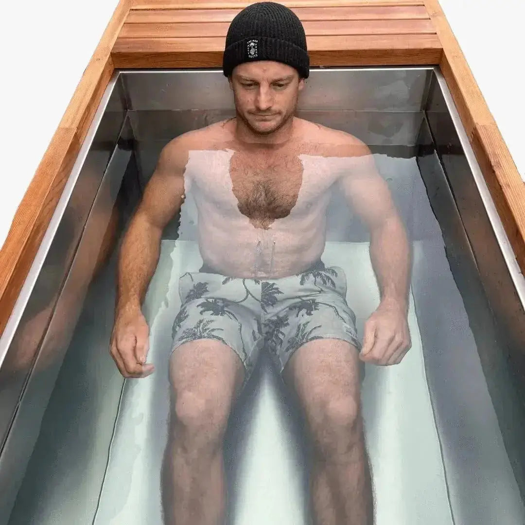 Swedish Cold Generation 4S Eisbad – Mann sitzt im Wasser des Edelstahlbeckens, Blick von oben