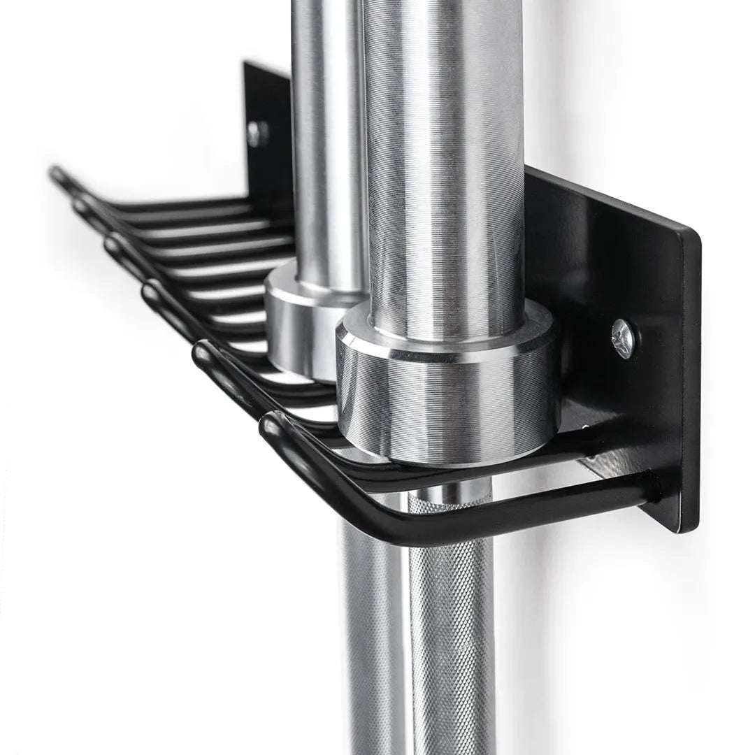 tiguar Hantelstangen-Wandhalter für 5 Stangen, Detail der Halterung mit eingehängter Stange
