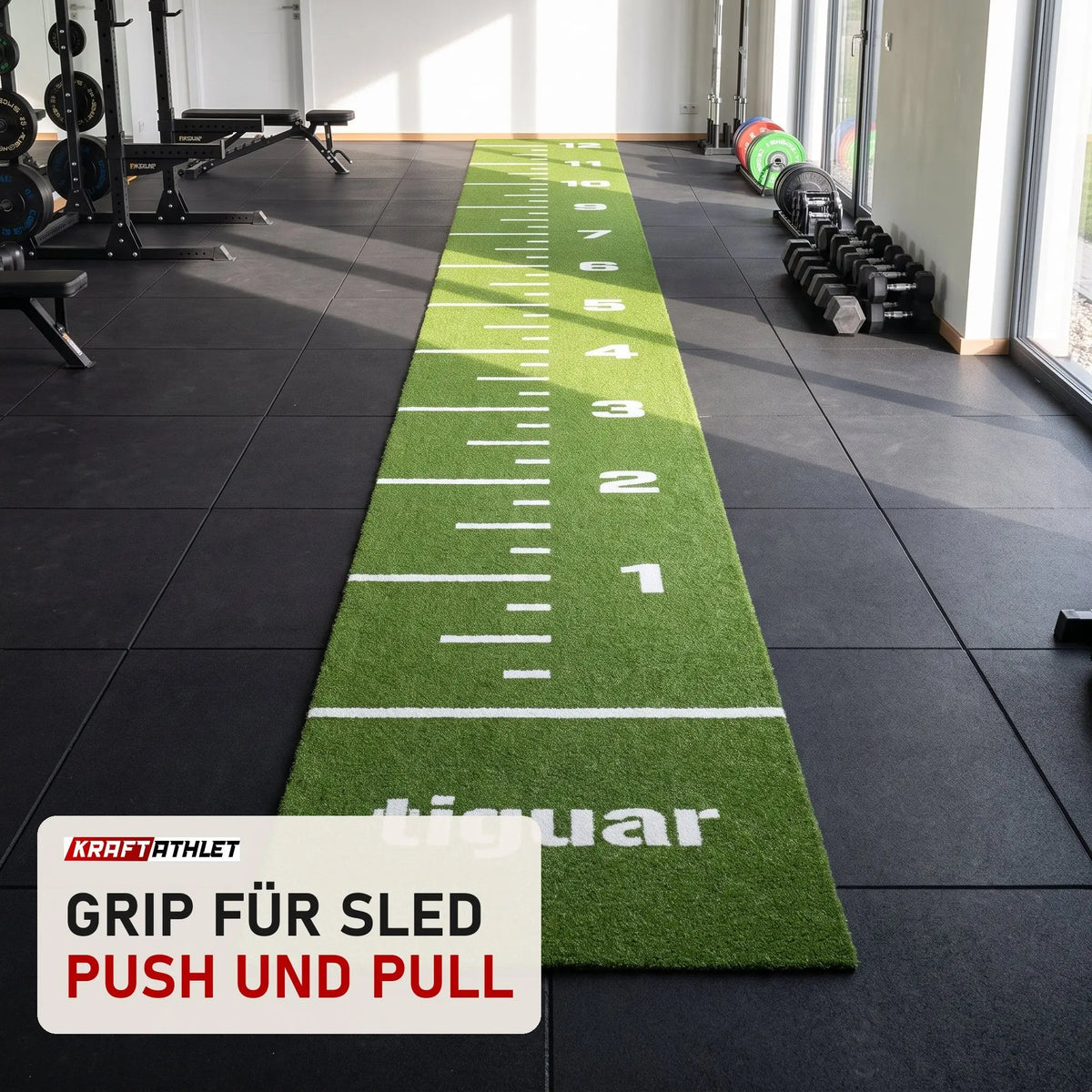 tiguar Sprint Track 4RACE 15 × 1 m Grün Kunstrasenbahn in einem hellen Home-Gym