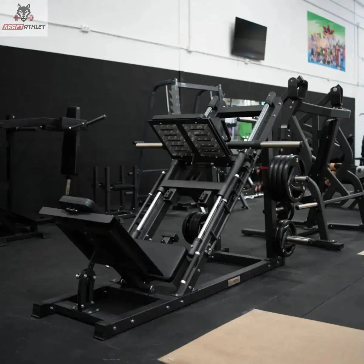 Titanium Strength Beinpresse/Hack Squat Combo Elite Series in einem Studio mit Gummiboden