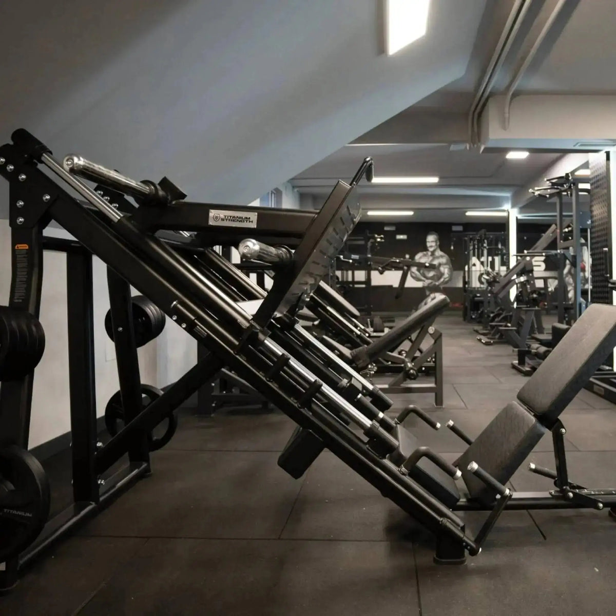 Titanium Strength Black Series 45-Grad-Beinpresse – Zwei Beinpressen nebeneinander in einem Studio
