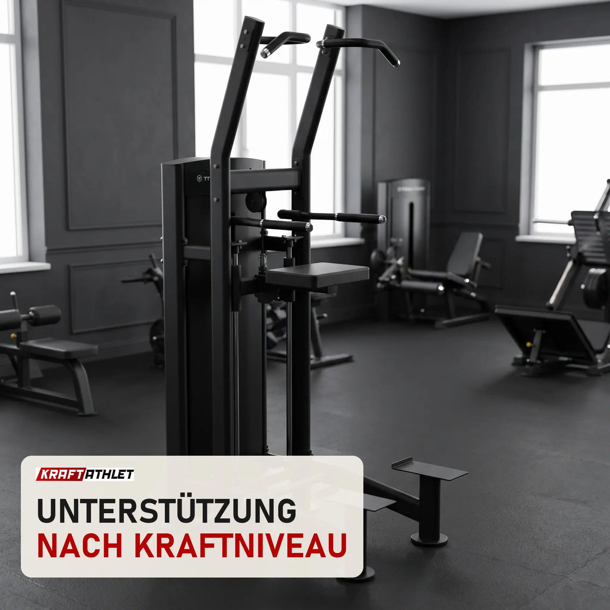 Titanium Strength Black Series Geführte Dips und Klimmzüge in einem fertig eingerichteten Studio mit dunklen Wänden und Gummiboden
