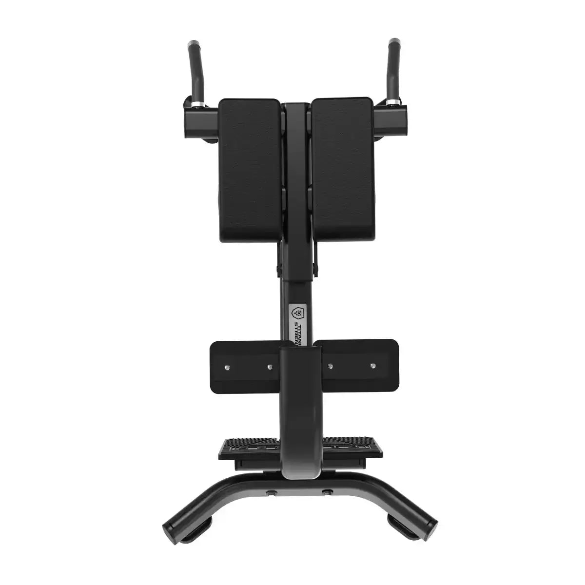 Titanium Strength Black Series Hyperextension Bank in der Frontansicht mit Hüftpolstern und Haltegriffen