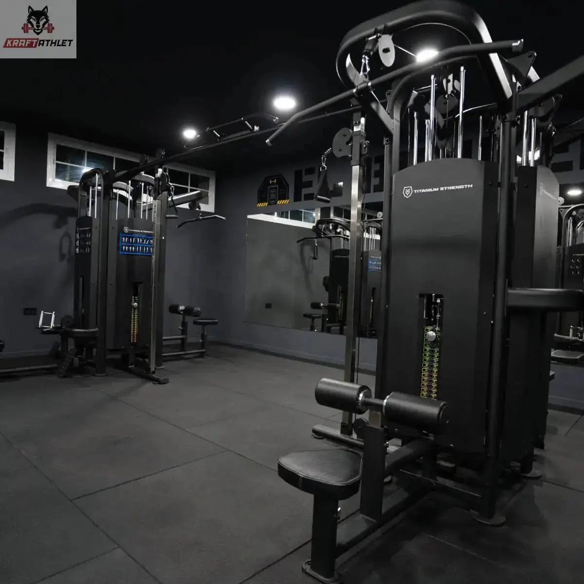 Titanium Strength Black Series Multistation 8 Stationen, in einem dunklen Studio mit Beinstrecker-Station