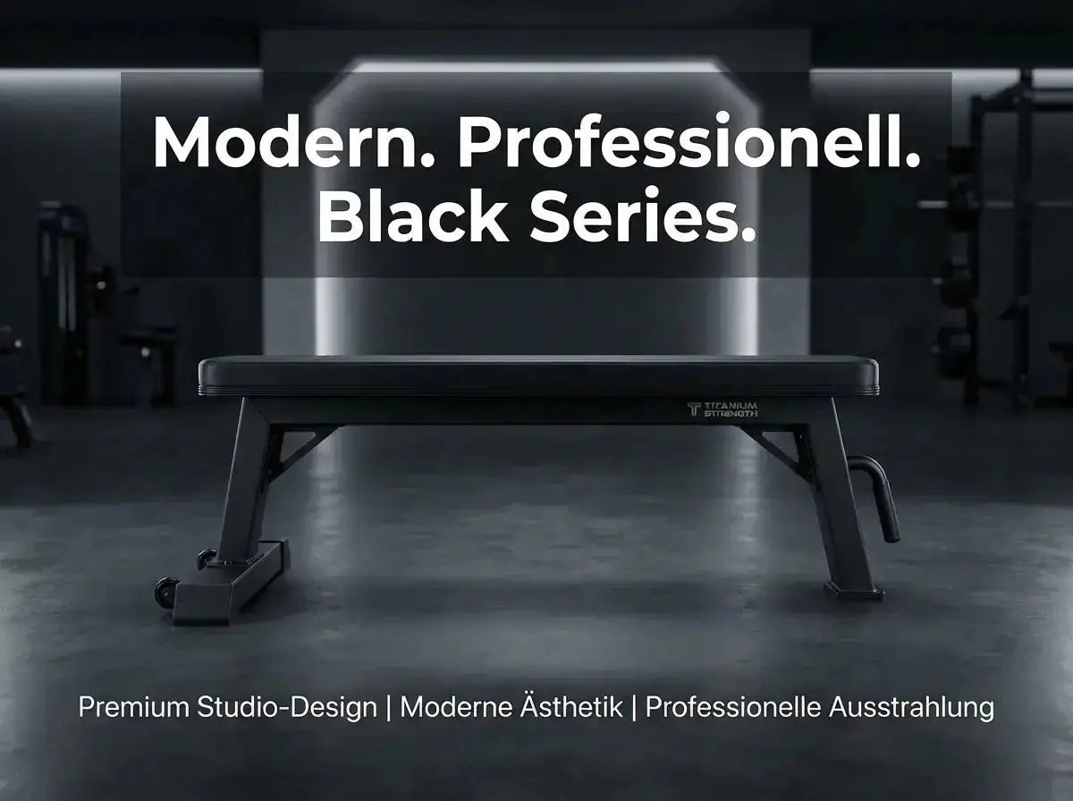 Titanium Strength Black Series Professionelle Flachbank auf dunklem Studioboden mit Black-Series-Schriftzug