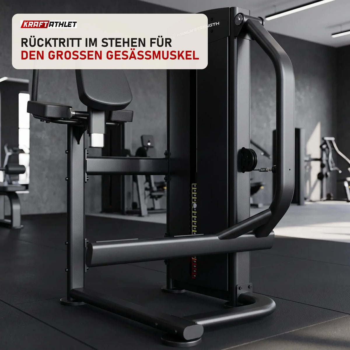 Titanium Strength Black Series Selectorized Glute in einem fertig eingerichteten Studio mit dunklen Wänden und Gummiboden