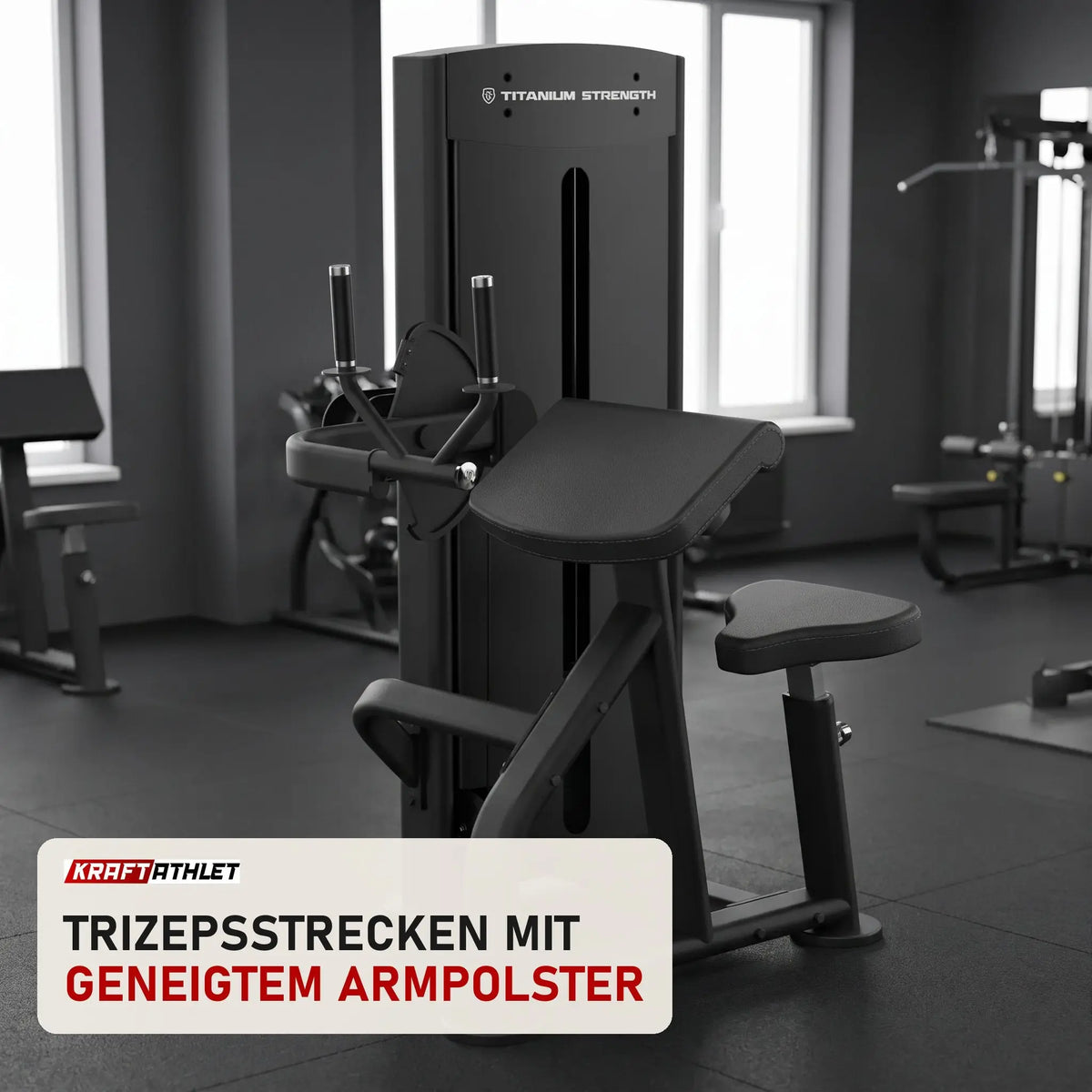 Titanium Strength Black Series Trizepsverlängerung in einem fertig eingerichteten Studio mit dunklen Wänden und Gummiboden