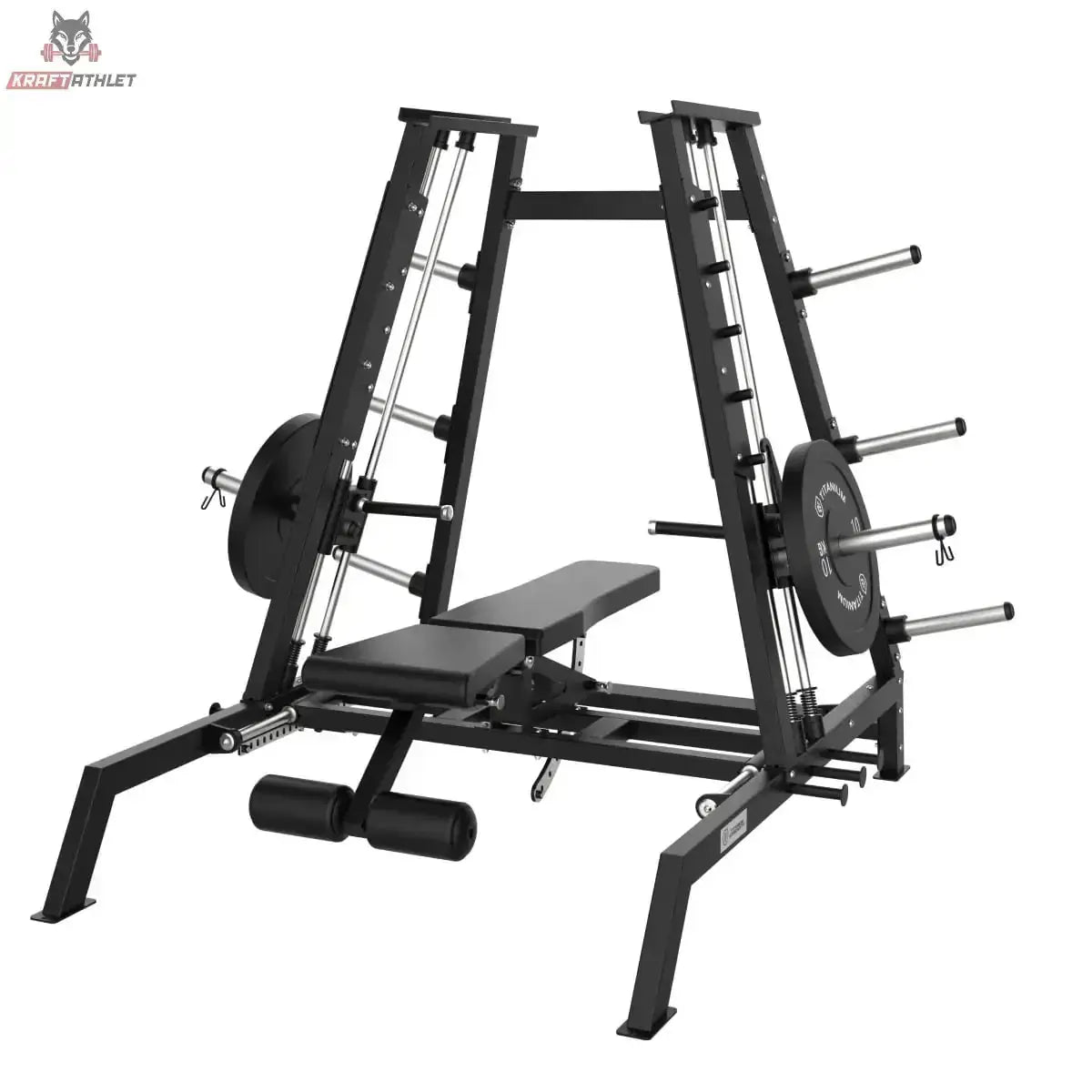Titanium Strength Elite Series Konvergierende Smith Multipresse – Schrägansicht mit Flachbank, Beinrollen und Scheibenhaltern