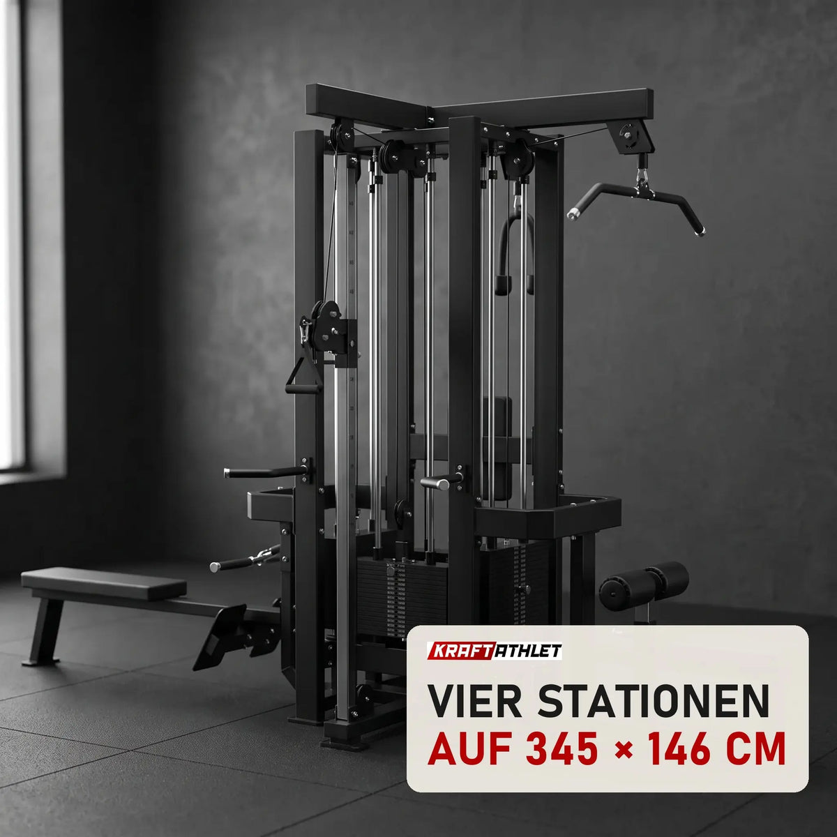 Titanium Strength Elite Series Multistation 4 Stationen in einem fertig eingerichteten Studio mit dunklen Wänden und Gummiboden