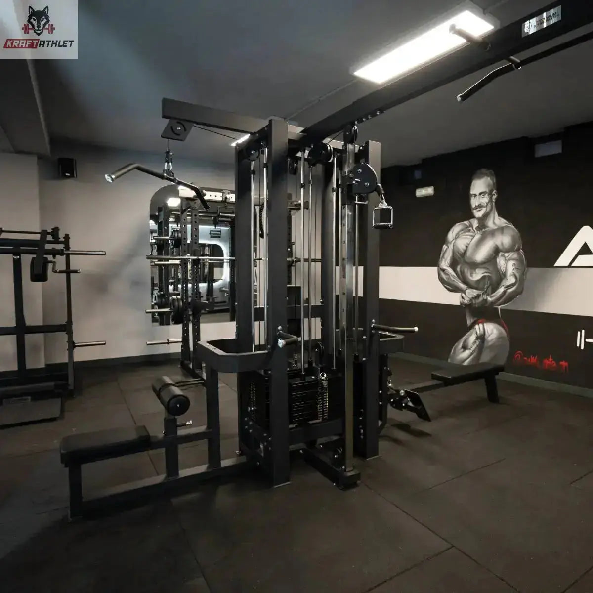 Titanium Strength Elite Series Multistation 8 Stationen in einem Fitnessstudio mit Wandbild und Gummiboden