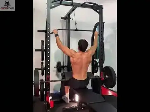 Titanium Strength Evolution Heavy Duty Half Rack RH50 mit Latzug im Studio beim Latzug-Training eines Sportlers vor beladenem Rack