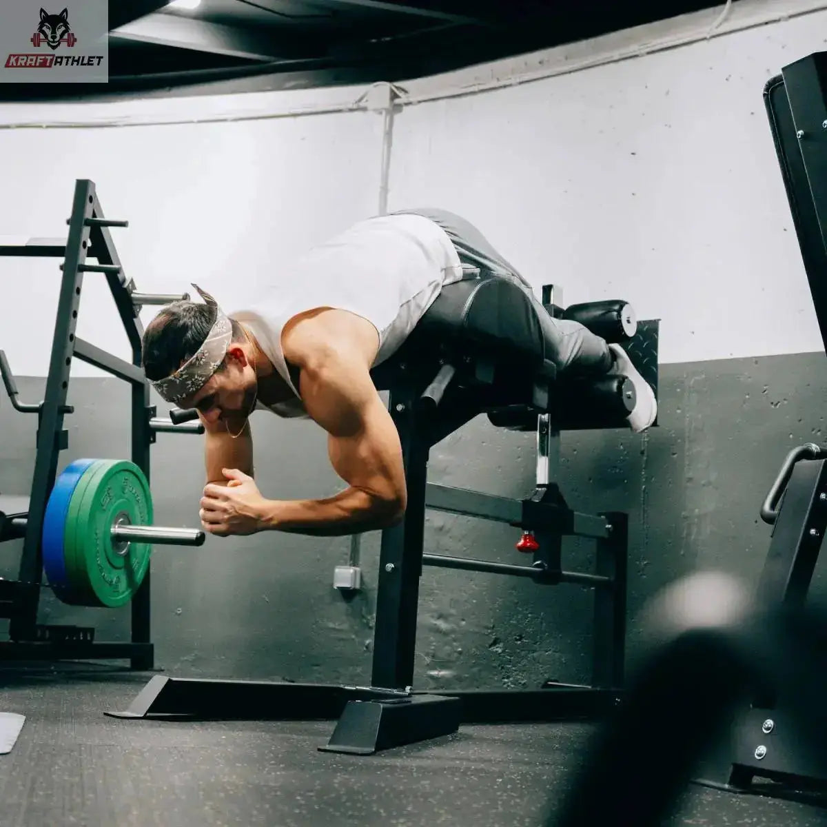 Titanium Strength Glute Ham Developer GHD GH130 im Einsatz: Athlet trainiert Rückenstrecken mit Hantelscheibe