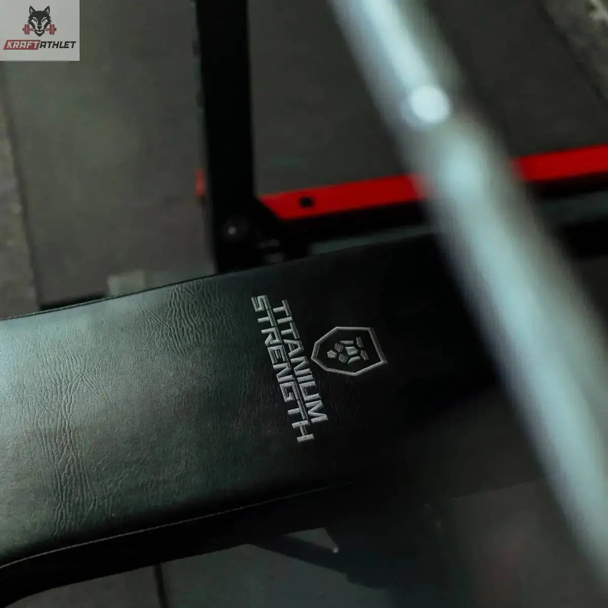 Titanium Strength HD Utility Hantelbank 130RB: Detail des Sitzpolsters mit Logo-Prägung