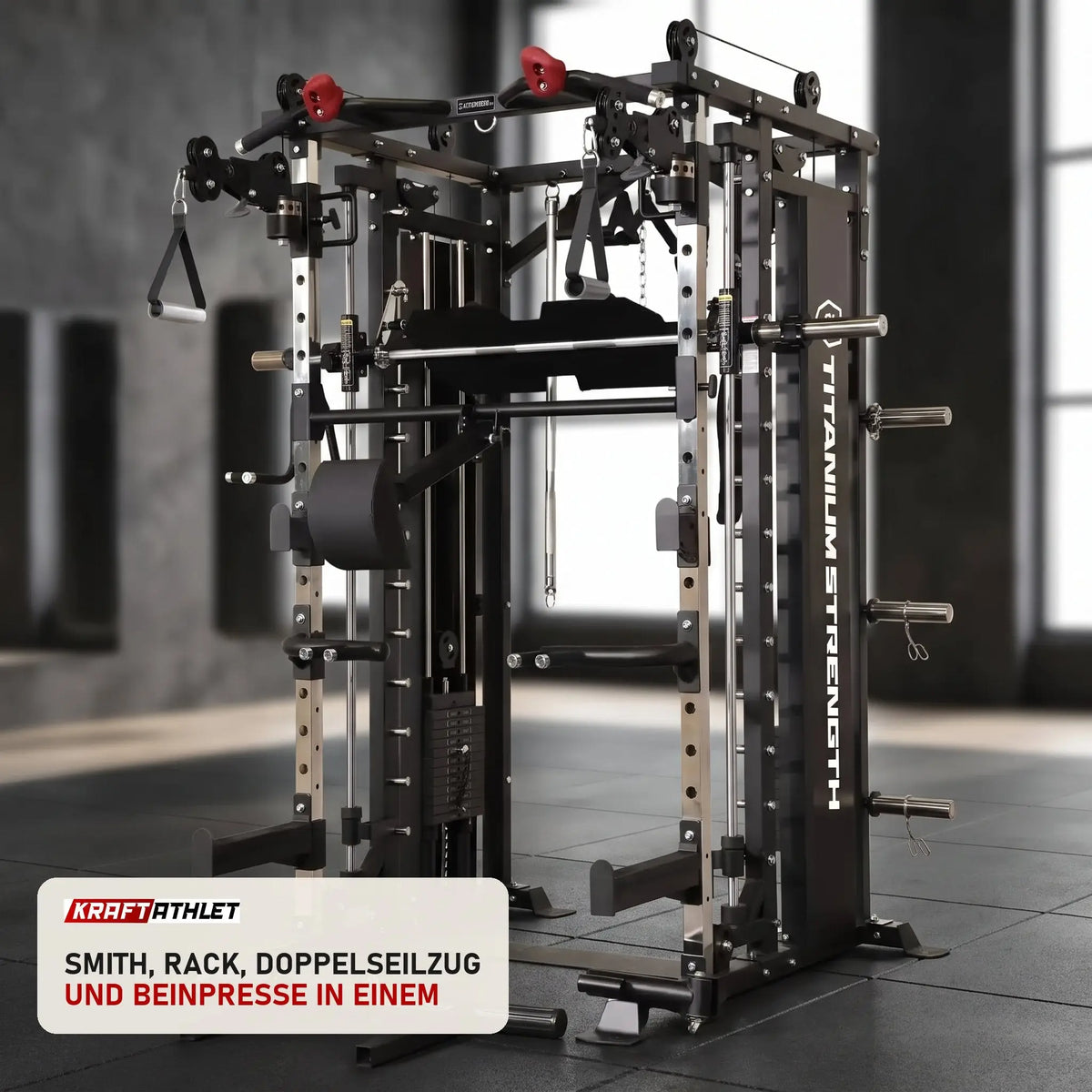 Titanium Strength MX90 All-in-One Trainer in einem fertig eingerichteten Studio mit dunklen Wänden und Gummiboden